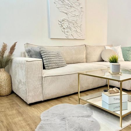 Urban Jungle Apartment Old Town Air Conditioned 브라티슬라바 외부 사진
