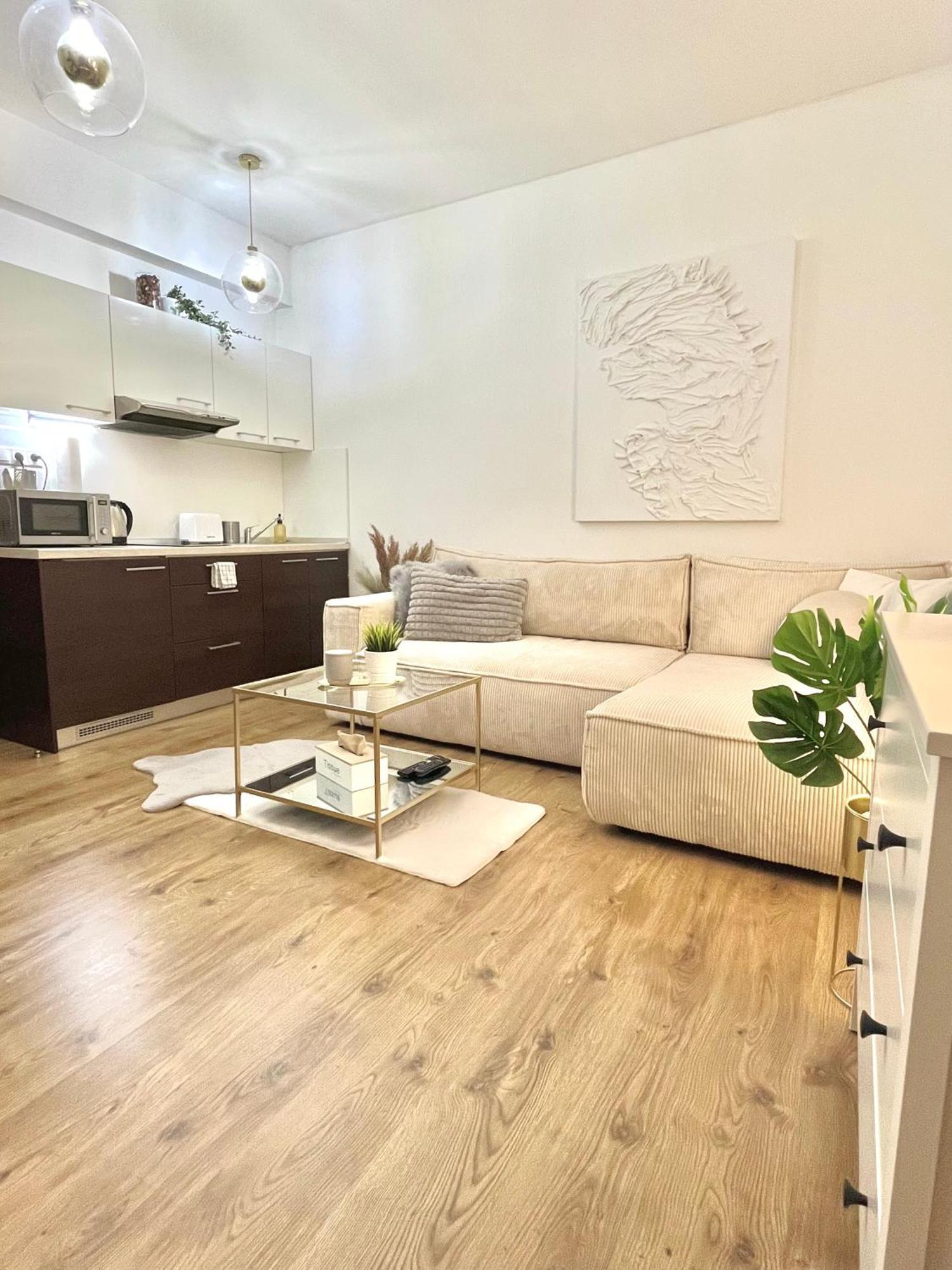 Urban Jungle Apartment Old Town Air Conditioned 브라티슬라바 외부 사진