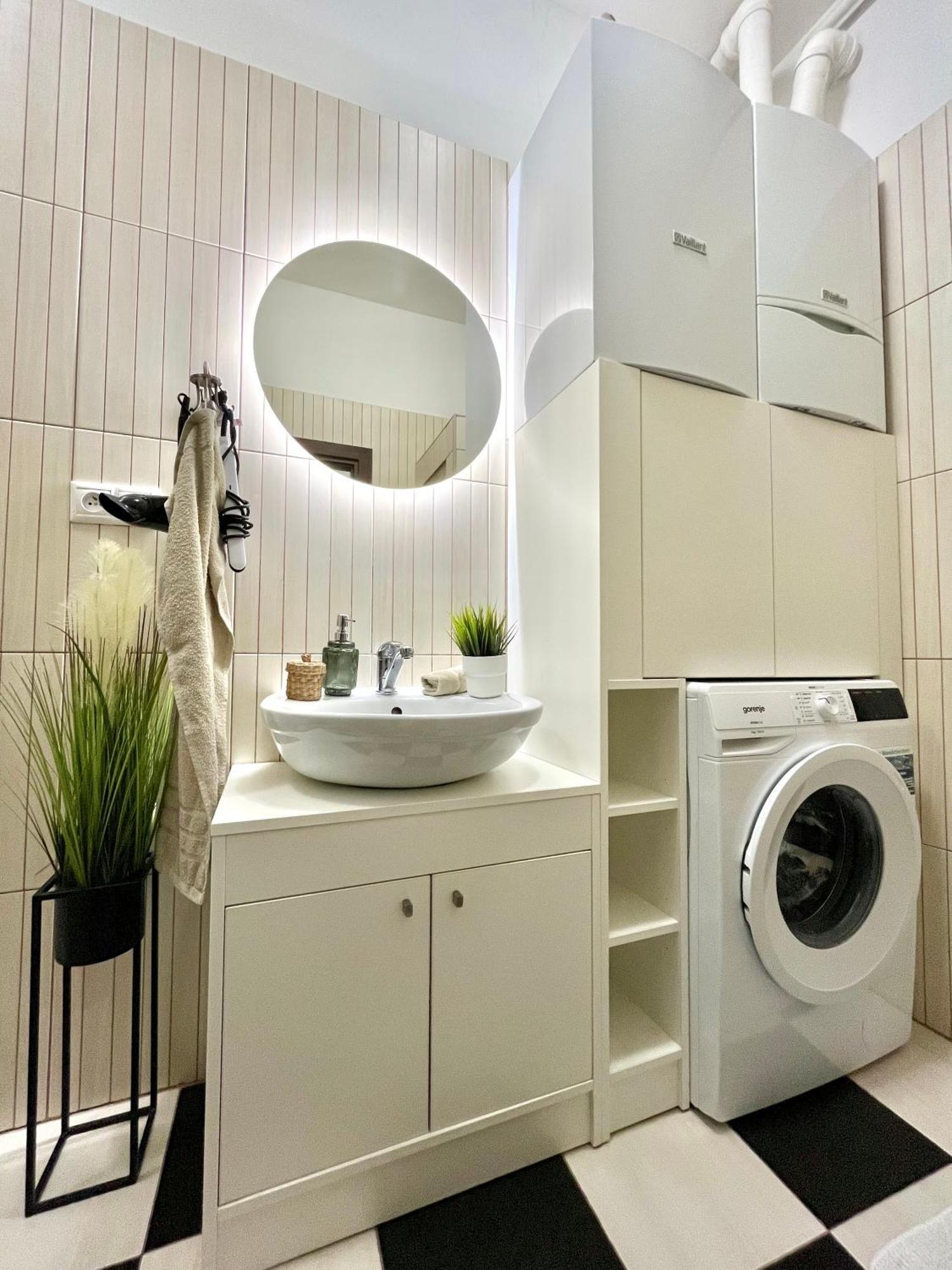 Urban Jungle Apartment Old Town Air Conditioned 브라티슬라바 외부 사진