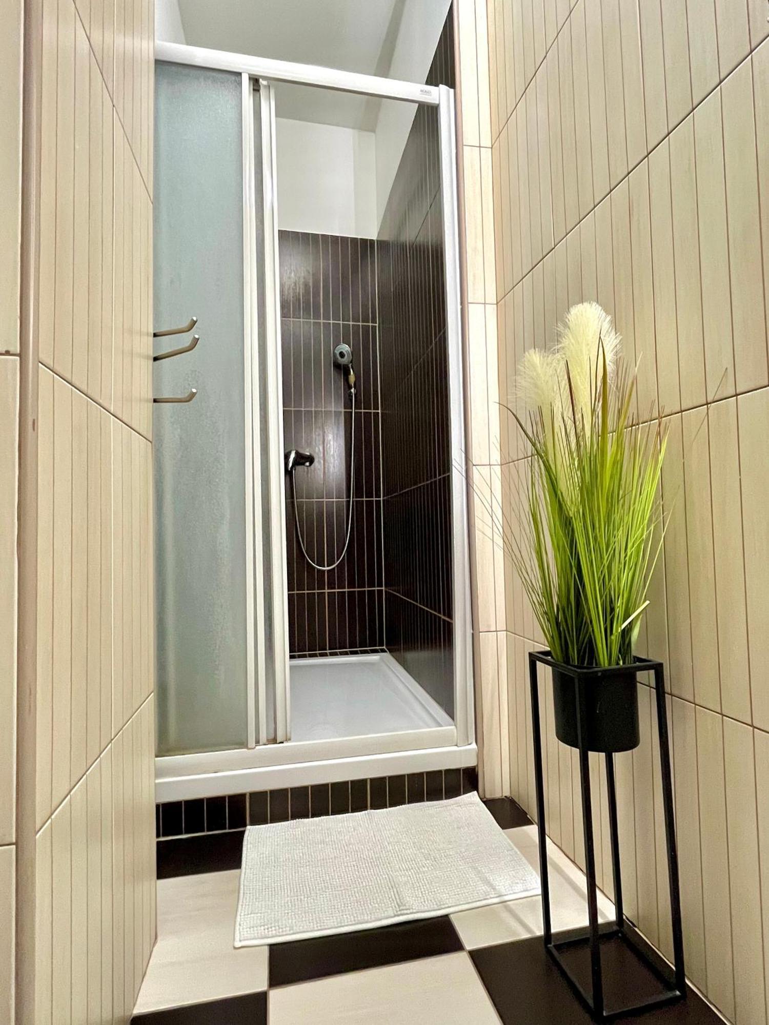 Urban Jungle Apartment Old Town Air Conditioned 브라티슬라바 외부 사진